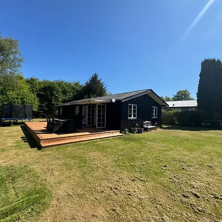 Renoveret Sommerhus Naer Fjord - Stor Terrasse, Have & Plads Til 7 Gaester